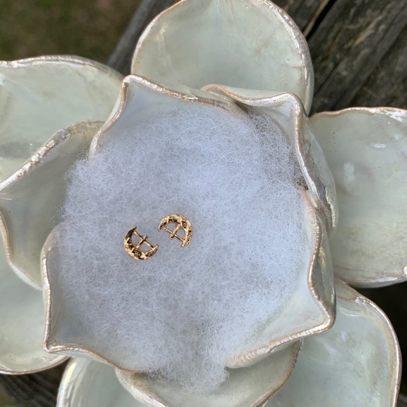 🌙🆕Gold Cresent Moon Stars Crossbar Stud Earrings - Picture 2 of 4